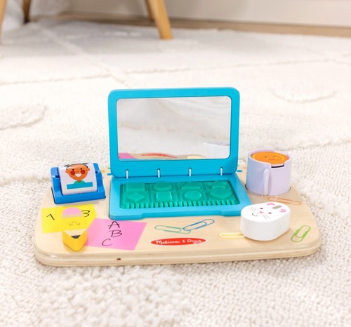 לוח פעילות עבודה ומשחק שולחני מעץ מלא עם ידית נשיאה ומגוון פעילויות