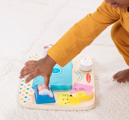 לוח פעילות עבודה ומשחק שולחני מעץ מלא עם ידית נשיאה ומגוון פעילויות