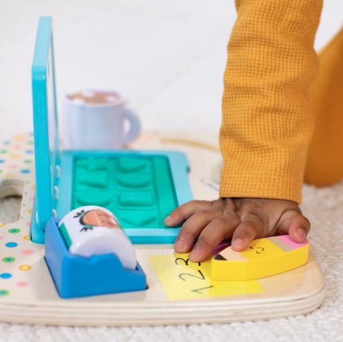 לוח פעילות עבודה ומשחק שולחני מעץ מלא עם ידית נשיאה ומגוון פעילויות