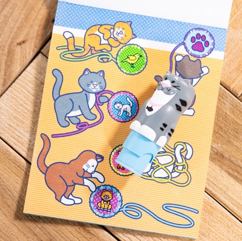 Sticker WOW! חוברת מדבקות 24 דפים עם מכשיר הדבקה אוטומטי ו 300 מדבקות - חתולים