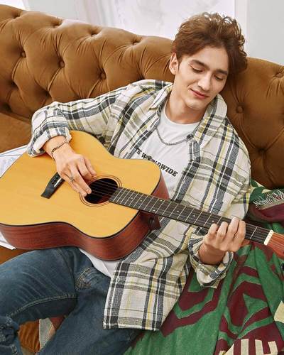 *ערכת גיטרה אקוסטית*- גיטרה אקוסטית DAG1 בצבע טבעי + תיק + קאפו + רצועה + מפרטים ועוד מבית DONNER