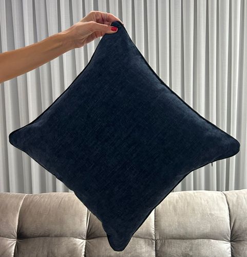 כרית נוי דמוי פשתן כחול כהה גימור שחור