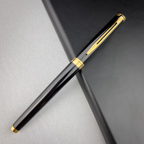 סט מתנה יוקרתי – עט רולר Waterman Hémisphère ומחברת עור עם הטבעת זהב