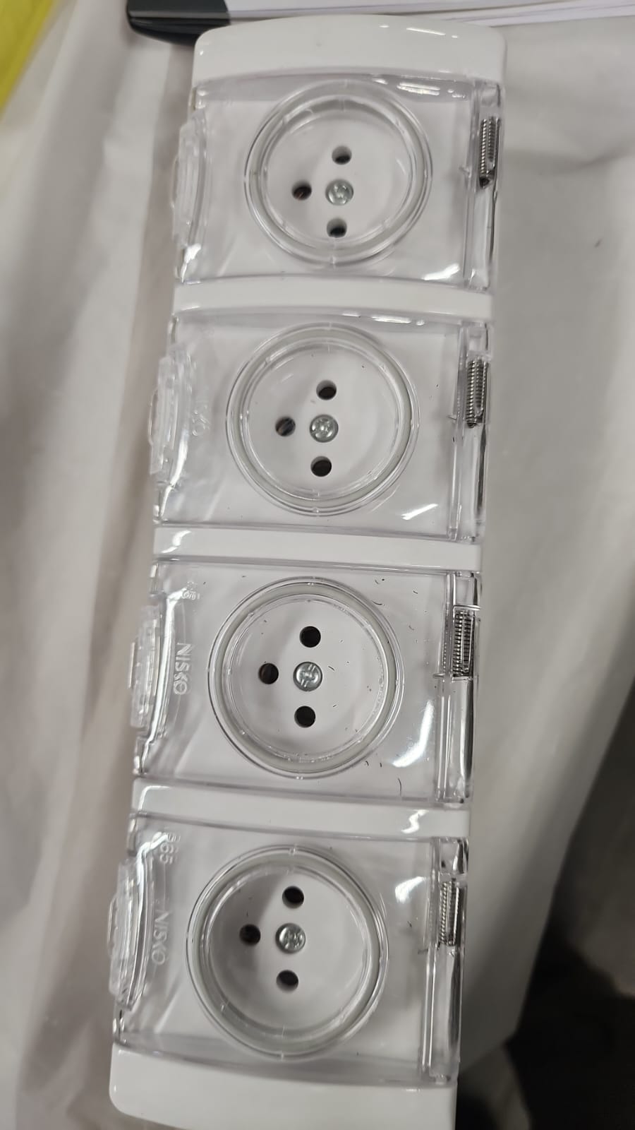 שקע מוגן מים 4 שקעים
