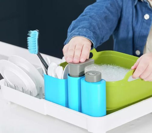 עמדת רחיצת כלים לילדים מורחבת Extend של Joseph Joseph עם כלים משני צבע ומשאבת מים