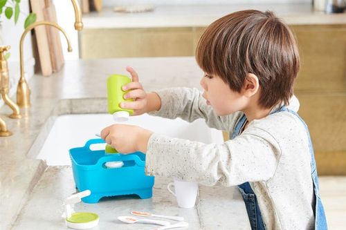 עמדת רחיצת כלים לילדים Wash&Scrub של Joseph Joseph עם כלים משני צבע