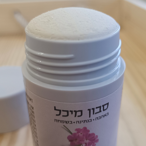 דאודורנט סטיק טבעי לאשה, ללא אלומיניום וסודה לשתייה – עם גרניום וליסטאה