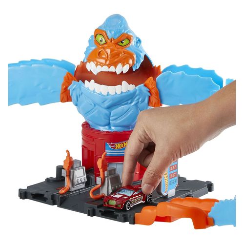 הרחבת מסלול תחנת דלק גורילה תוקפת