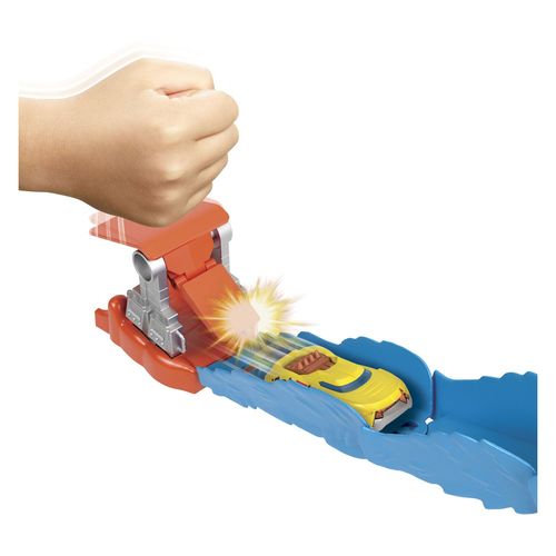 הרחבת מסלול תחנת דלק גורילה תוקפת