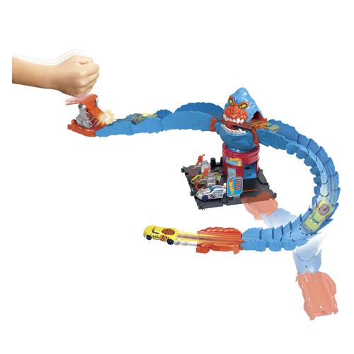 הרחבת מסלול תחנת דלק גורילה תוקפת