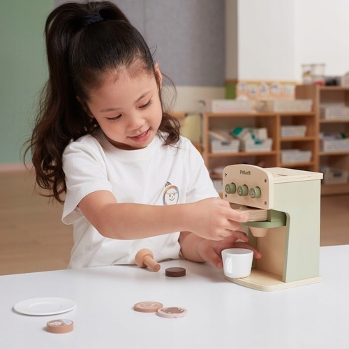 מכונת קפה מעץ מלא עם ספל, צלחת, פילטר וקפסולות