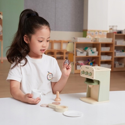 מכונת קפה מעץ מלא עם ספל, צלחת, פילטר וקפסולות