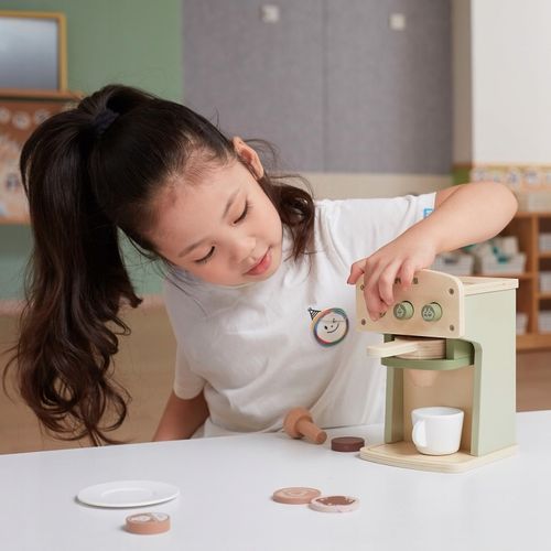 מכונת קפה מעץ מלא עם ספל, צלחת, פילטר וקפסולות