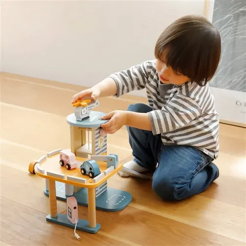 חניון מכוניות מעץ עם עמדת תדלוק, עמדת שטיפה, רמפה, מעלית, 3 מכוניות ומסוק + מנחת