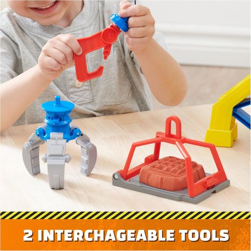 מנוף ענק של ראבל והצוות עם אפקטים קוליים ומכבש חול קינטי