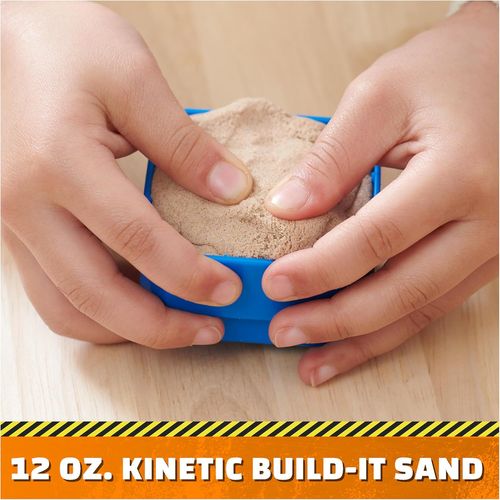 מנוף ענק של ראבל והצוות עם אפקטים קוליים ומכבש חול קינטי