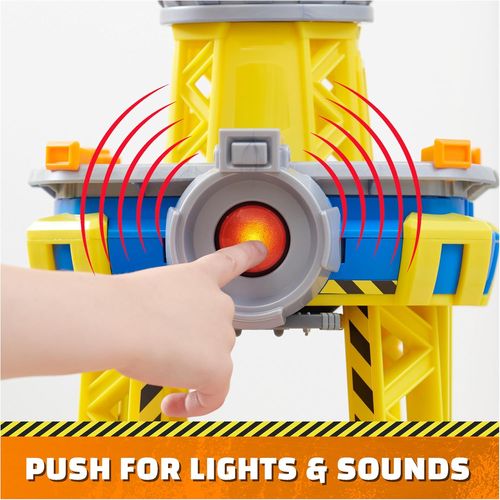 מנוף ענק של ראבל והצוות עם אפקטים קוליים ומכבש חול קינטי