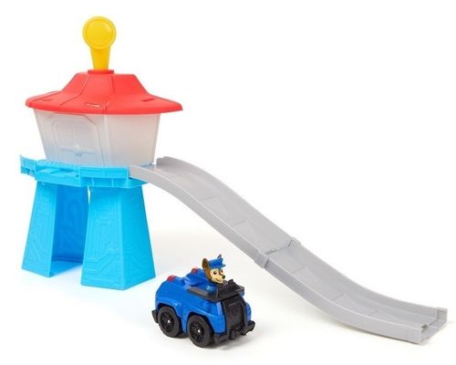 מגדל תצפית קטן עם מסלול גלישה ודמות צ'ייס ברכב המשטרה שלו