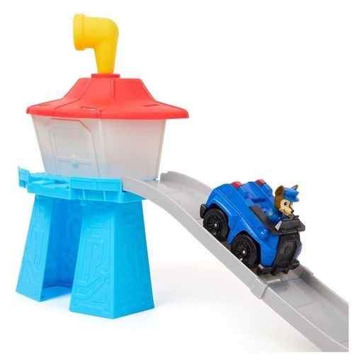 מגדל תצפית קטן עם מסלול גלישה ודמות צ'ייס ברכב המשטרה שלו