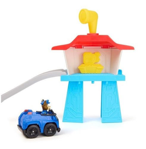 מגדל תצפית קטן עם מסלול גלישה ודמות צ'ייס ברכב המשטרה שלו