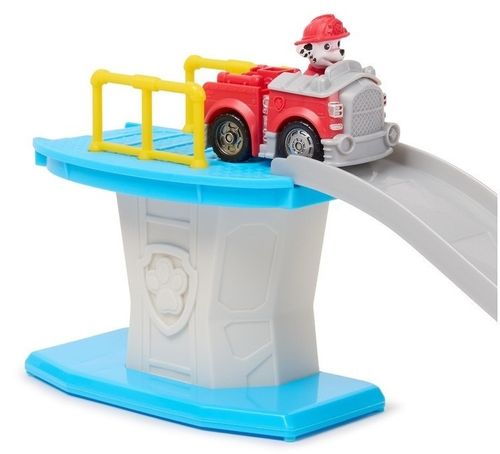 מגדל כיבוי קטן עם מסלול גלישה ודמות מרשל ברכב הכיבוי שלו