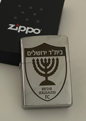 חריטה של לוגו על זיפו
