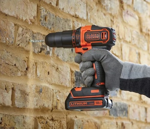 מארז מקדחת פטיש 18V עם 2 סוללות ו-80 אביזרים Black+Decker BDC718AS2F-QW