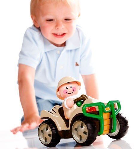 עובד ספארי על טרקטורון