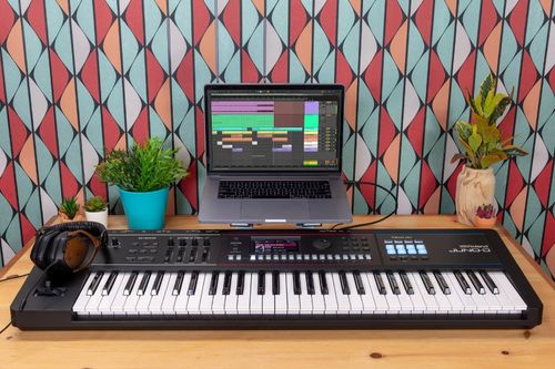 זוית נוספת Roland JUNO-D6 Synthesizer