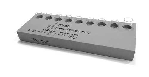חנוכיה מבטון שטוחה - דגם טיפוגרפיה