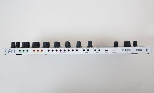 קונטרולר-סיקוונסר Arturia Beatstep Pro - שחור