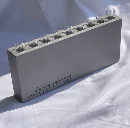 חנוכיה מבטון - דגם הנרות הללו