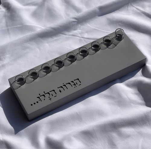 חנוכיה מבטון שטוחה - דגם הנרות הללו