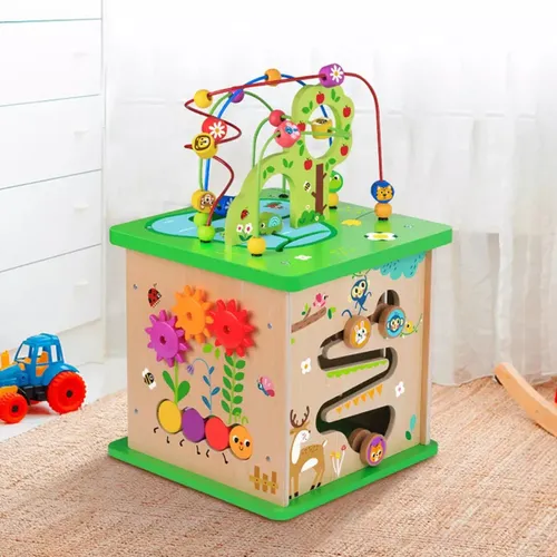 קוביית פעילות ענקית מעץ