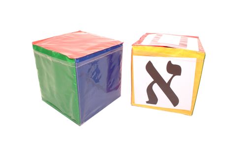 קוביית פעילות עם כיסים שקופים