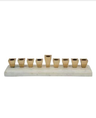 חנוכיה זהב מרהיבה על בסיס שיש