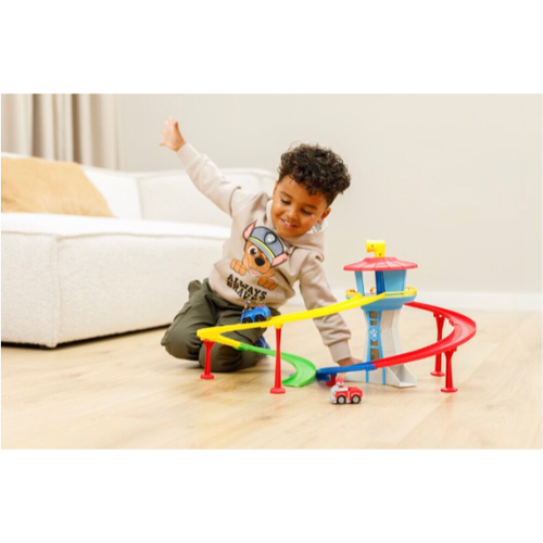 מגדל תצפית עם מסלול גלישת במדרון כפול ושני רכבים ממתכת של מרשל וצ'ייס