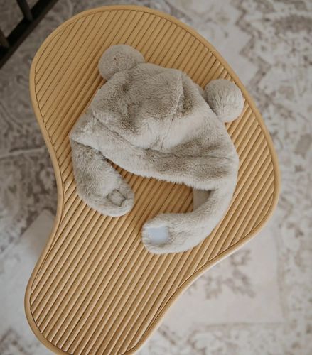 כובע חורף פאדג' עם בטנה מחממת, פונפונים וכיסוי אוזניים מידה 0-6 - מוקה