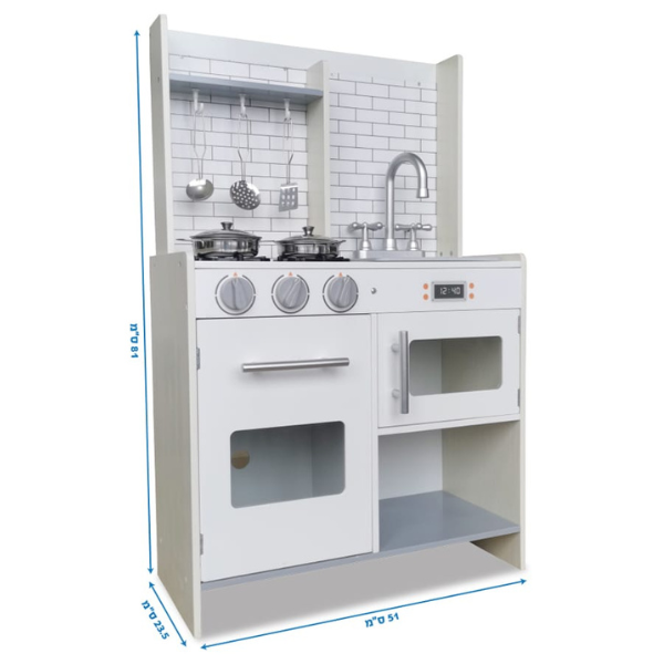מטבח עץ עם כלי נירוסטה