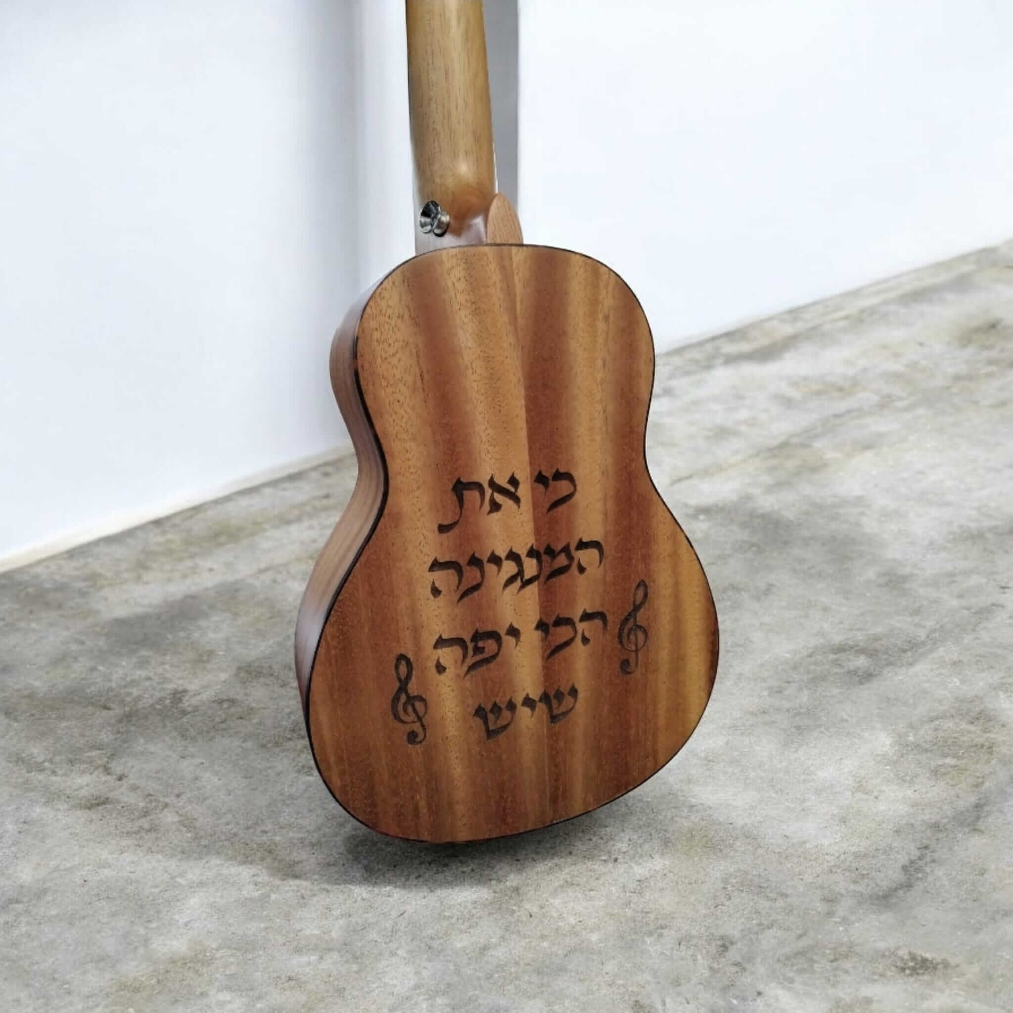 חריטה על כליי נגינה