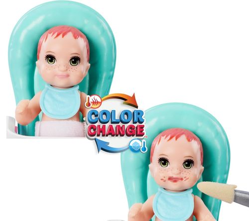 בובת ברבי עם סקיפר משנה צבע על כיסא אוכל ושלל אביזרים נוספים