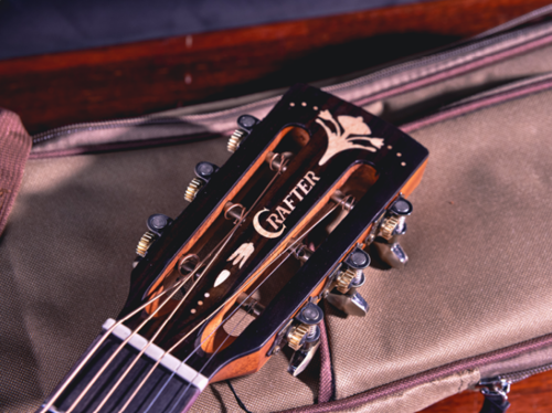 גיטרה אקוסטית מוגברת MINO ALM בצבע חום כהה + תיק מרופד מבית CRAFTER