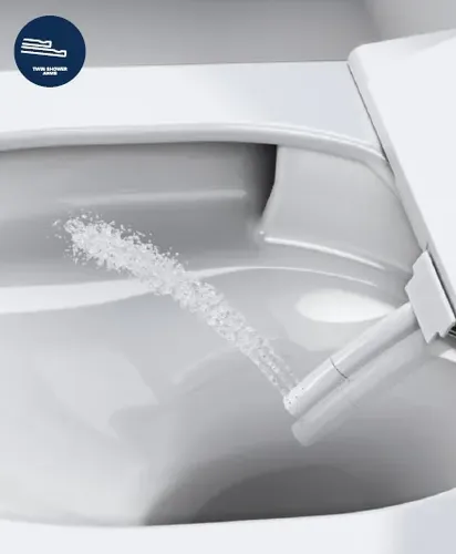 אסלת GROHE Sensia Pro תלויה על קיר בחדר רחצה מודרני, עם תאורת לילה וחימום מושב.