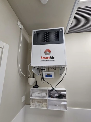 קולט לחות מקצועי לתלייה על קיר 80 ל'/יממה SmartAir