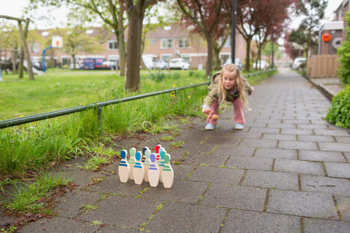 באולינג עץ! (10 פינים מעץ ו 2 כדורי שעם) מבית BS