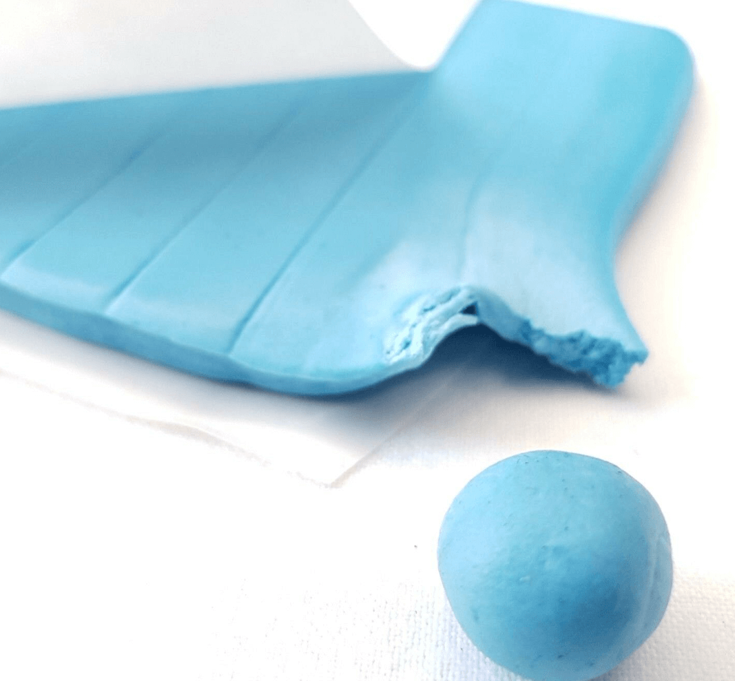 דבק בלוטק - דבק פלסטלינה Blue tack