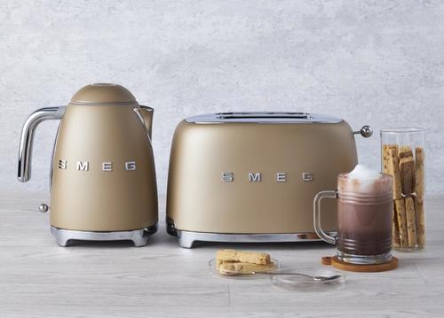 סט קומקום ומצנם SMEG דגמים TSF01 ו KLF03 יוקרתי ומעוצב במגוון צבעים לבחירה!
