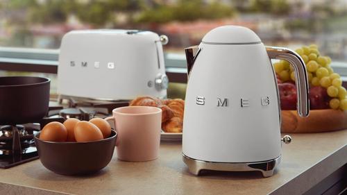 סט קומקום ומצנם SMEG דגמים TSF01 ו KLF03 יוקרתי ומעוצב במגוון צבעים לבחירה!
