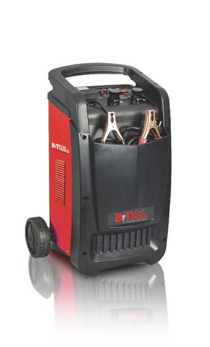 מטען מצברים B.TECH 650P בעיצוב מקצועי עם תצוגה דיגיטלית, כפתורי שליטה וידית נשיאה, כולל כבלי טעינה וקליפסים מקצועיים