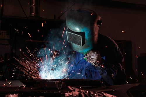 רתכת אינוורטר B.TECH WS4 בצבע כחול עם תצוגת LCD, ידית נשיאה וחיבורים מקצועיים לריתוך MIG/TIG/MMA